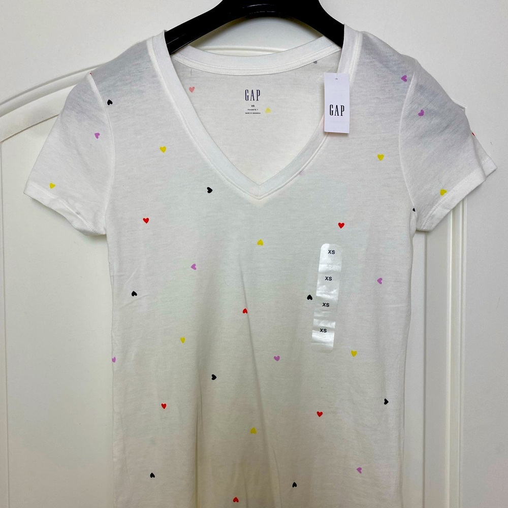 Super Cute Brand New GAP Favorite Tee! ❤️💙🤍